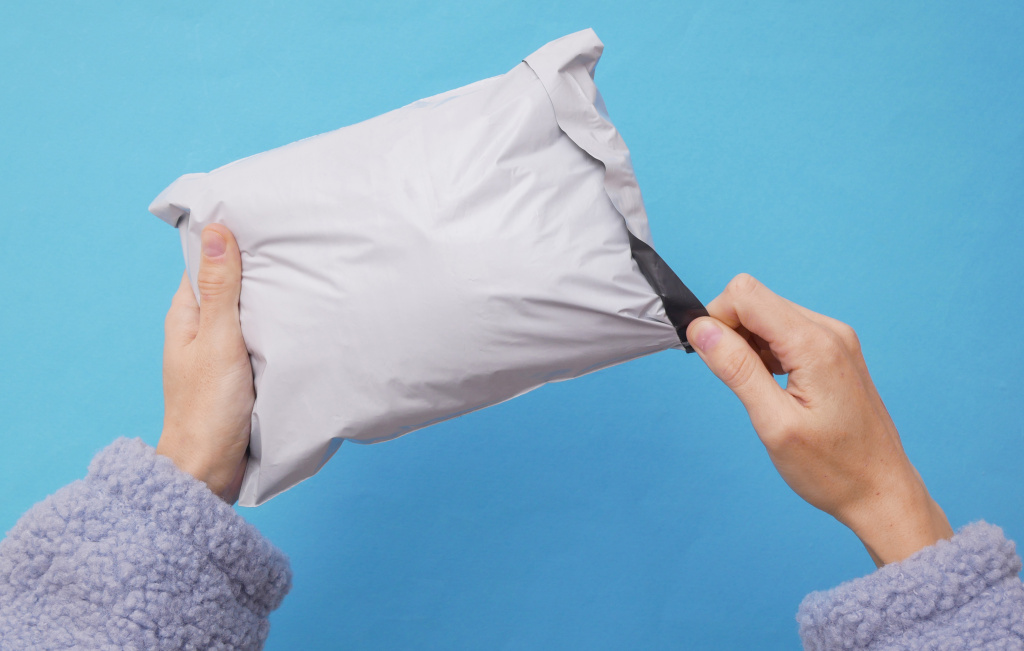 female-hand-holding-empty-blank-white-plastic-parcel-bag-shipping-plastic-postal-packing-mockup-pink-background.jpg female-hand-holding-empty-blank-white-plastic-parcel-bag-shipping-plastic-postal-packing-mockup-pink-background.jpg